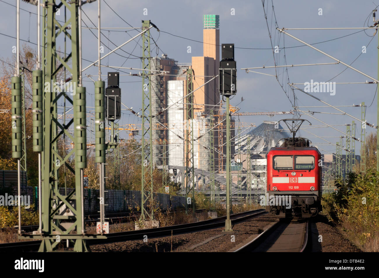 Berlin, Deutschland, einem Regionalzug vor der Tunnel-Kreuzung hinter dem Potsdamer Platz Stockfoto