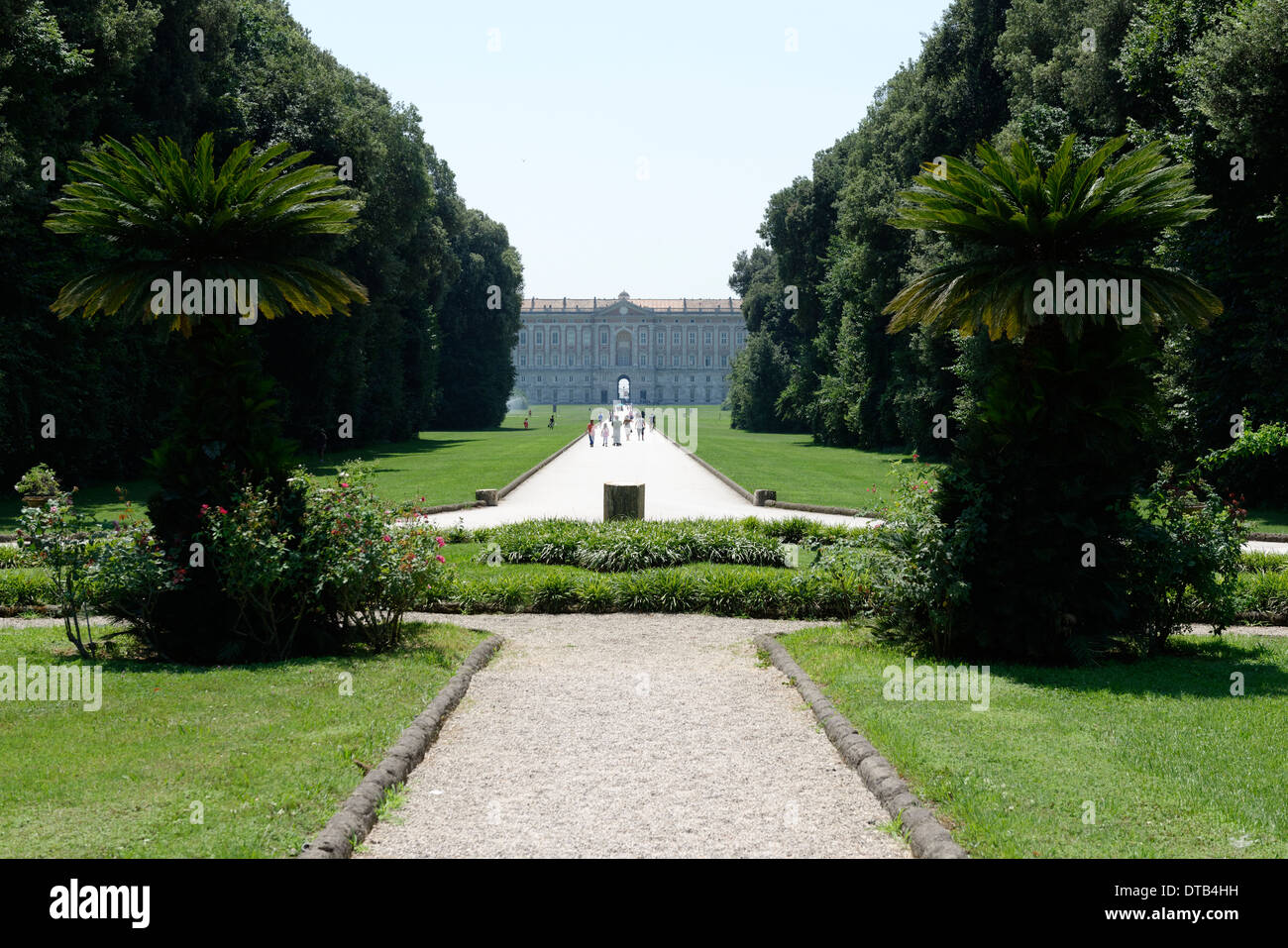 Ansicht von Margherita oder Korb Brunnen mit hinten Königspalast Caserta in Caserta Italien dieser Hintergrund Teil Stockfoto