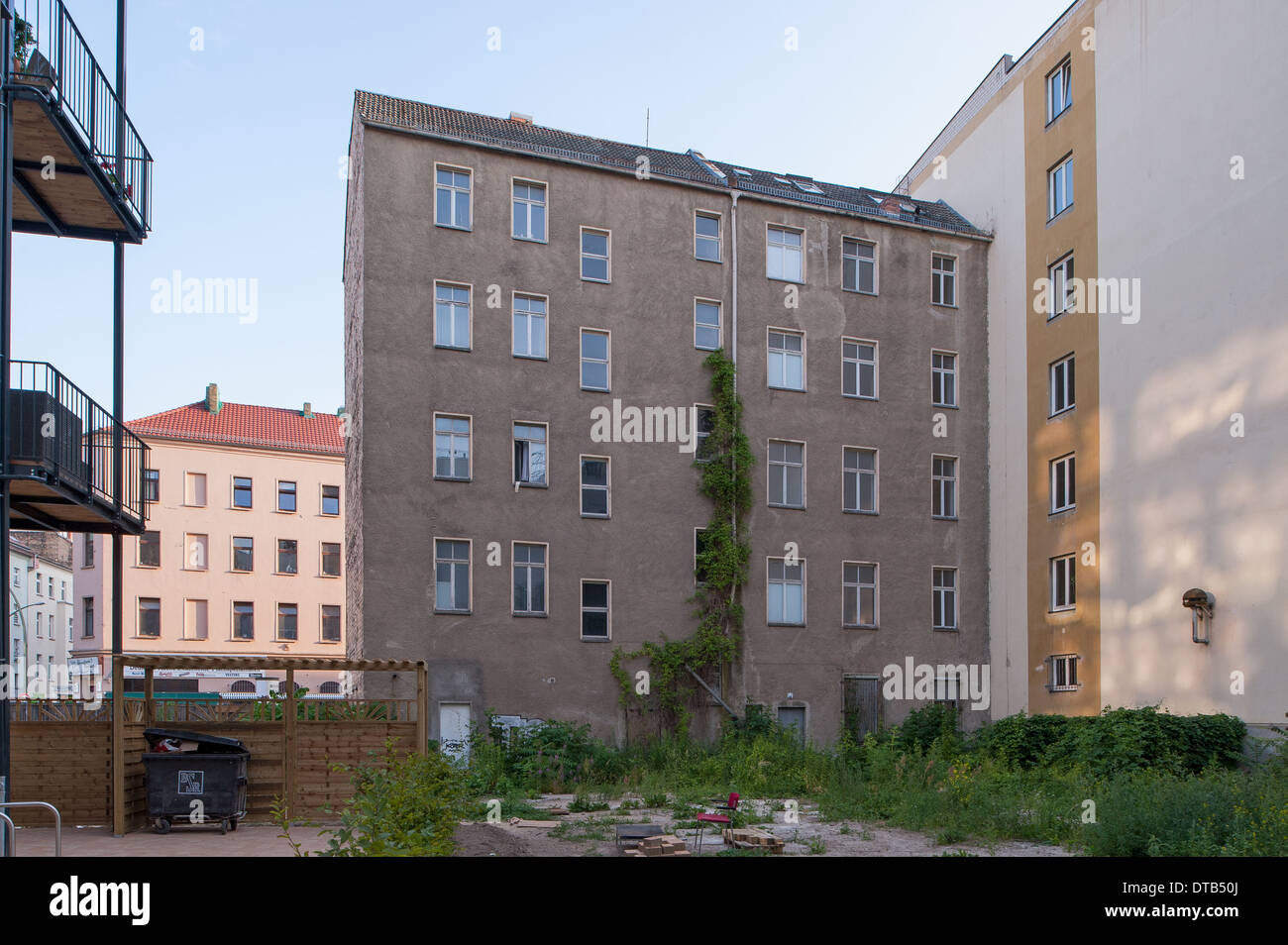 Berlin, Deutschland, alte Gebäude hinter ein unbebautes Grundstück an der Ecke Brueckenstrasse Rungestraße Stockfoto