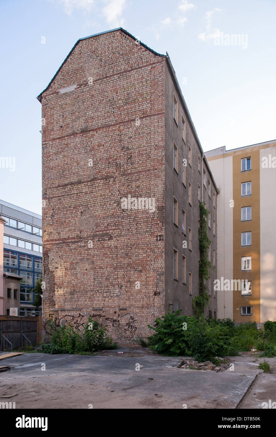 Berlin, Deutschland, alte Gebäude hinter ein unbebautes Grundstück an der Ecke Brueckenstrasse Rungestraße Stockfoto