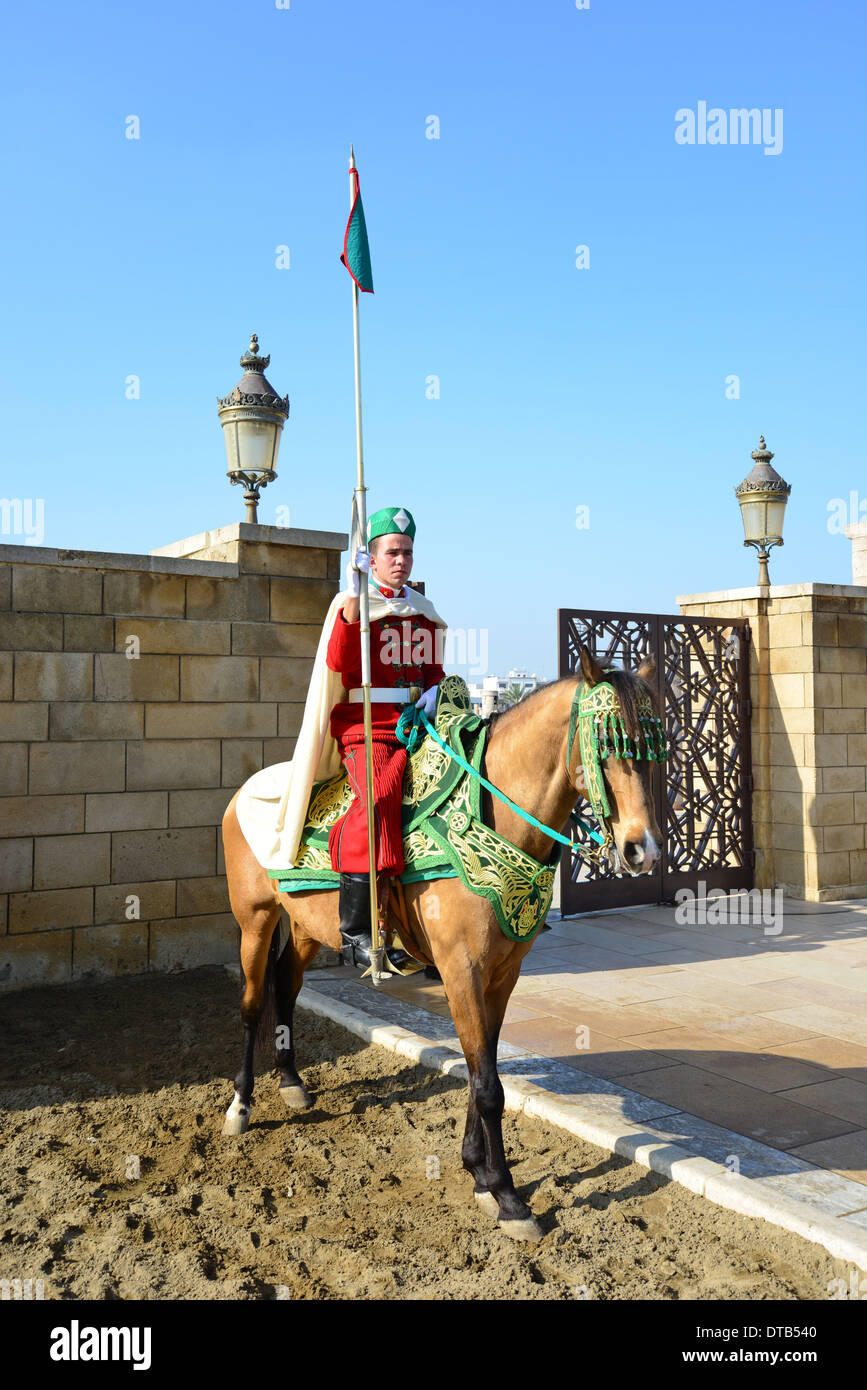 Königliche Wachen am Eingang zum Hassan-Turm (Tour Hassan), Königreich von Marokko, Rabat, Rabat-Salé-Zemmour-Zaer Region Stockfoto