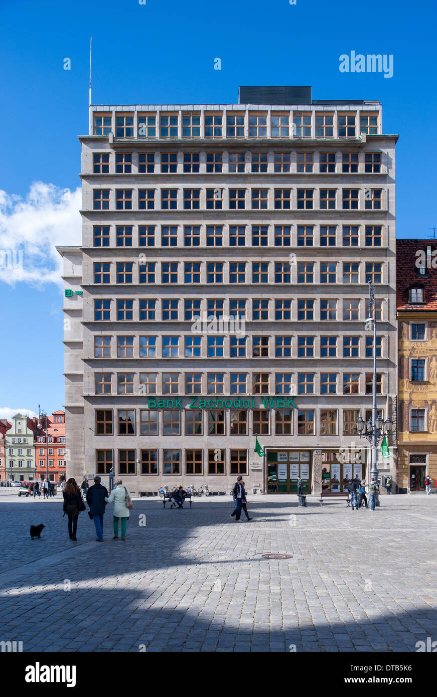 Wroclaw, Polen, das Hochhaus der Sparkasse (jetzt Bank Zachodni) am Breslauer Ring (Rynek) Stockfoto