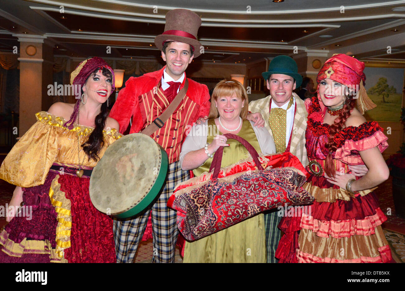 Viktorianische musikalischer Entertainer mit Passagier an Bord Cunard 'Queen Victoria' cruise Schiff, Mittelmeer, Europa Stockfoto