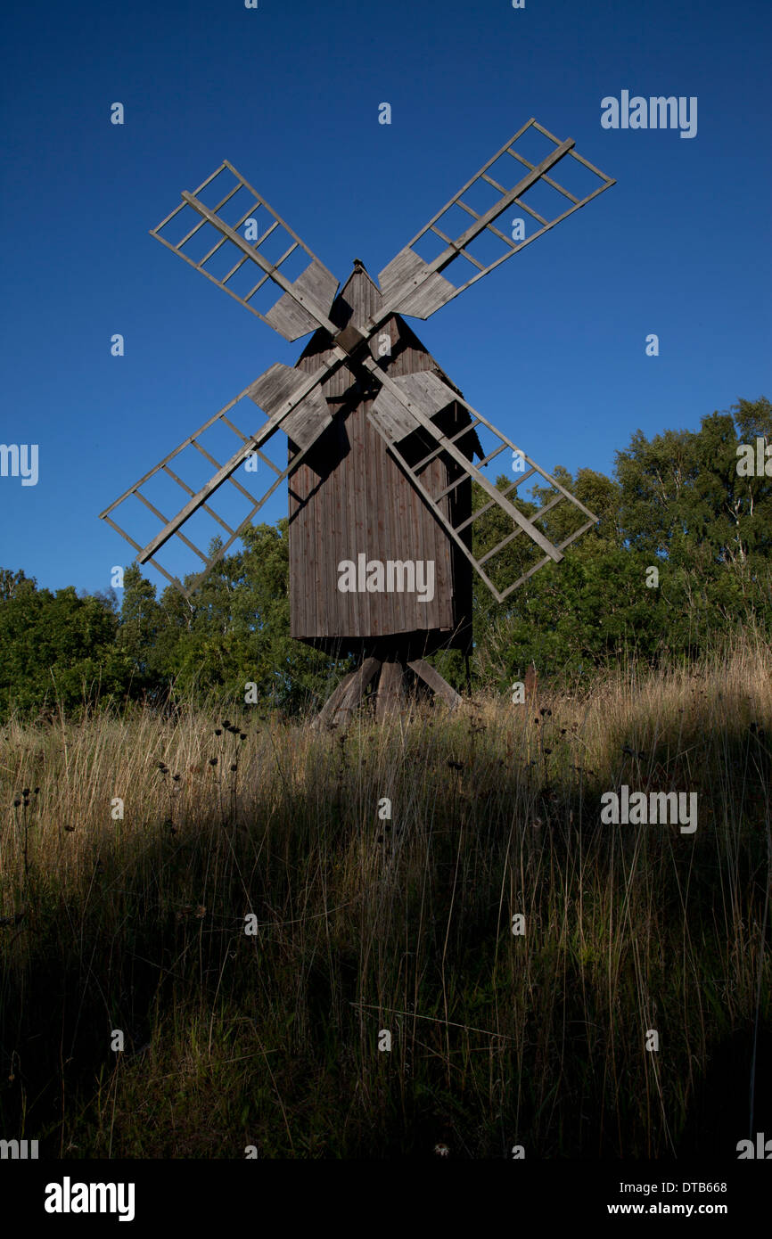 Alte Windmühle und Grass Feld, Öland, Schweden Stockfoto