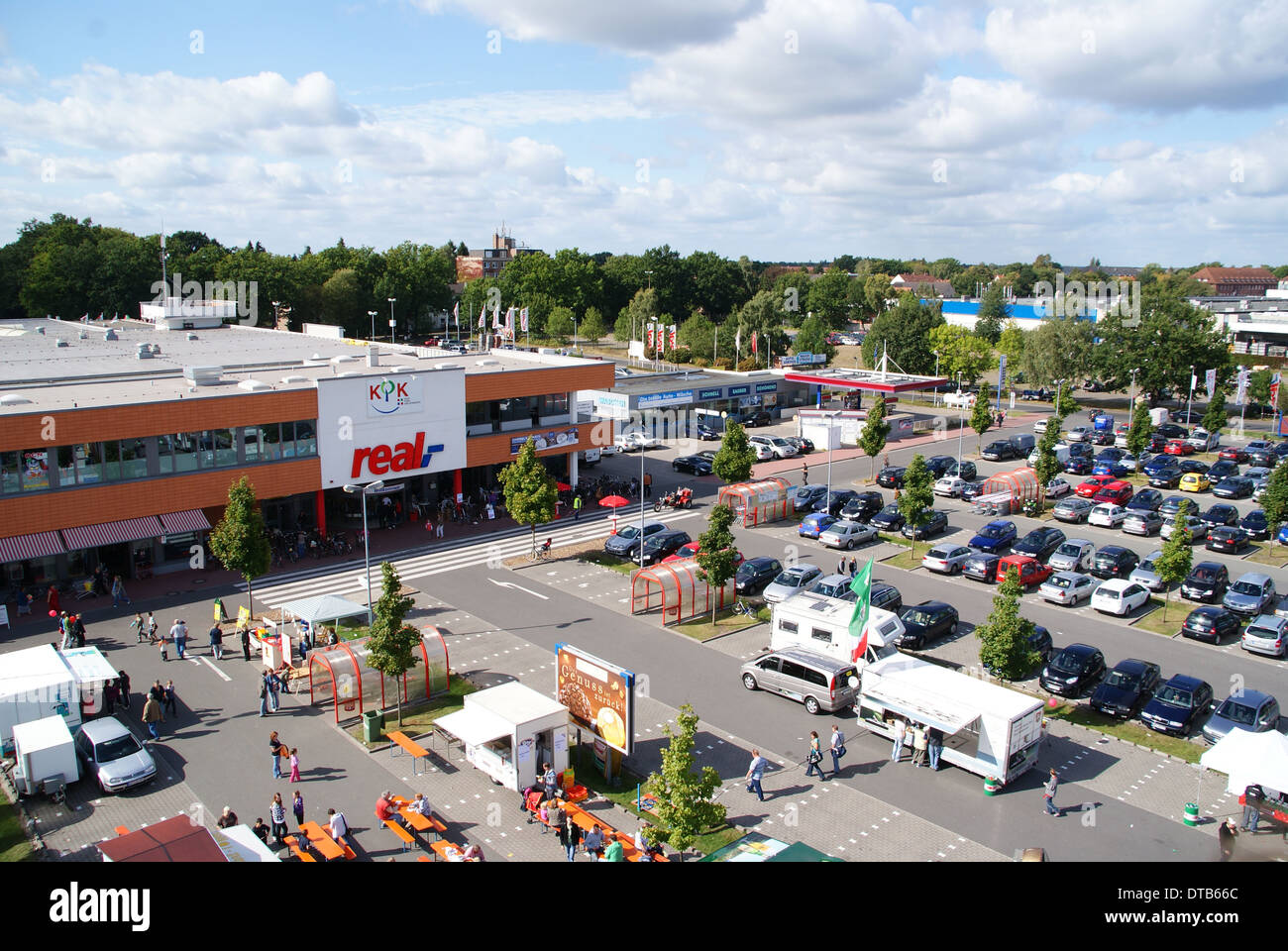 Oldenburg, Deutschland, Parkplatz vor einem örtlichen Einkaufszentrum Stockfoto