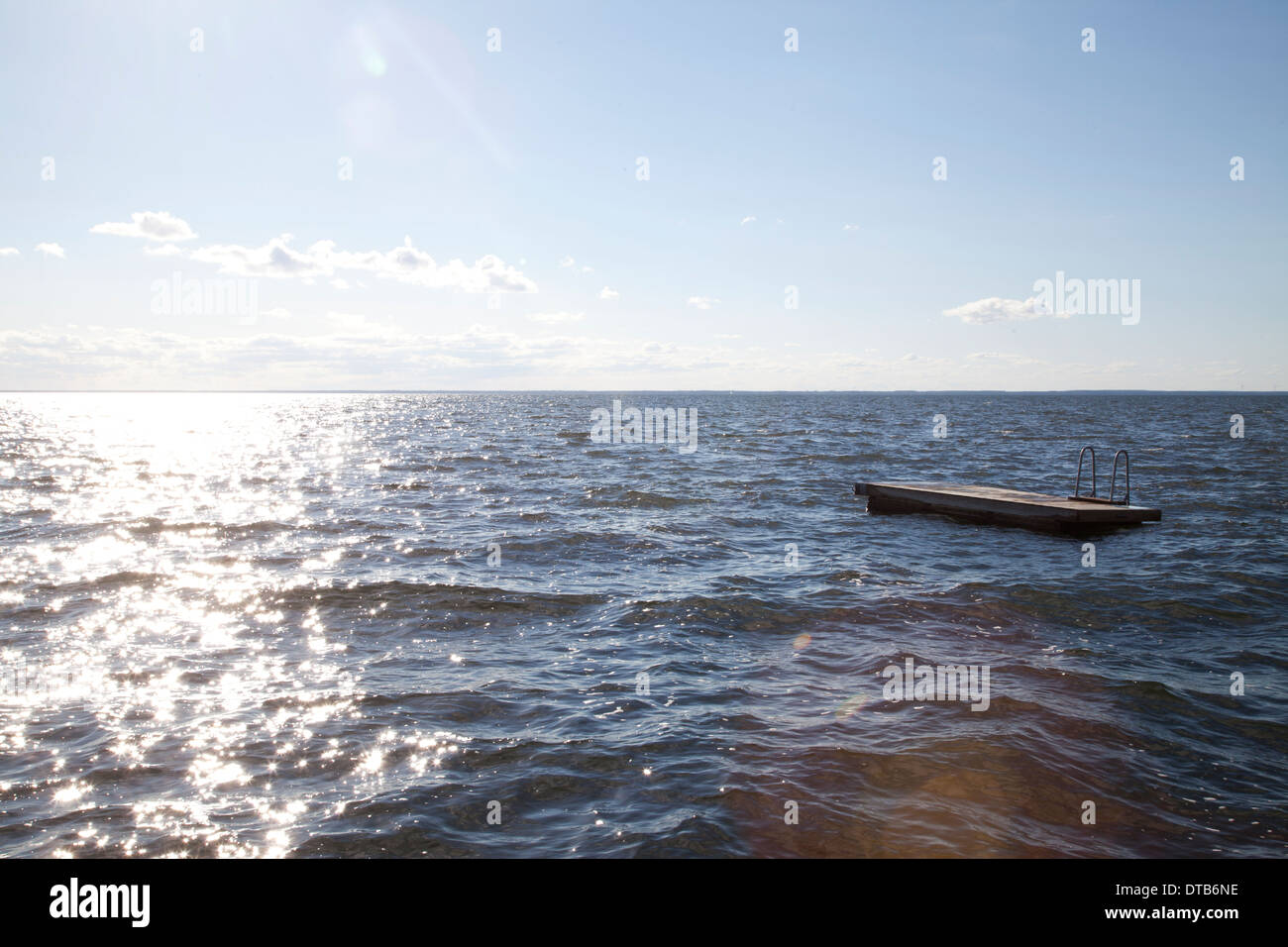 Seelandschaft mit Leiter auf hölzernen Plattform Stockfoto