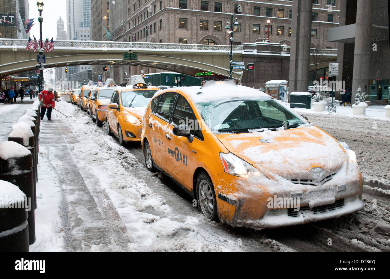 Taxis, die aufgereiht außerhalb Grand Central Station in New York City im Schnee Stockfoto