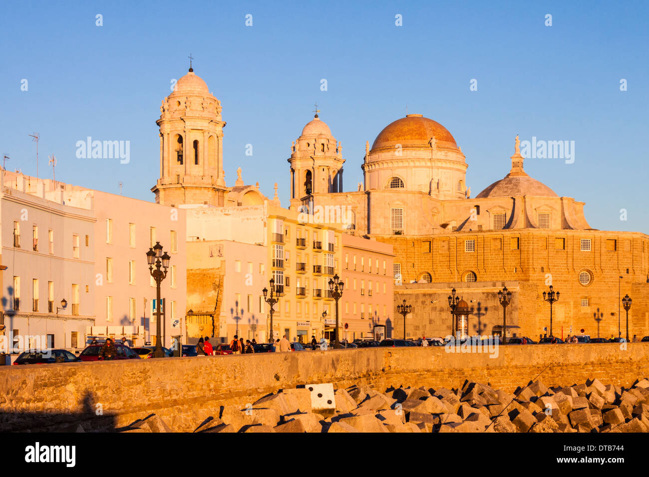 Promenade und Kathedrale von Cádiz, Andalusien, Spanien Stockfoto