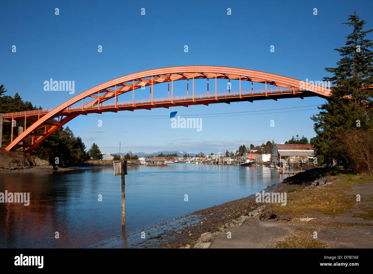 WASHINGTON - Brücke über den Swinomish Channel und die Stadt La Conner befindet sich auf der Skagit River Delta. Stockfoto