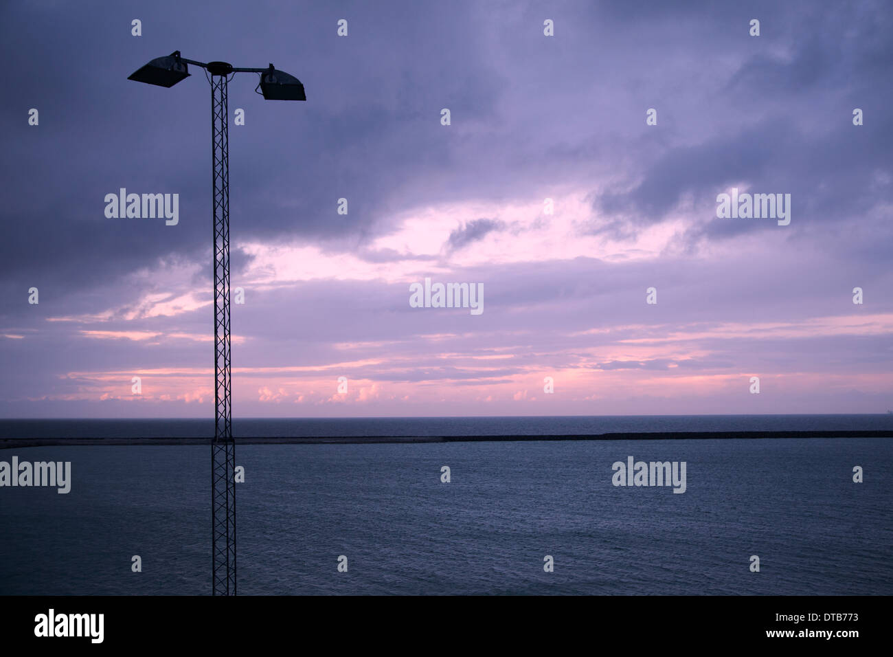 Laterne und Seelandschaft während des Sonnenuntergangs in Husum, Deutschland Stockfoto