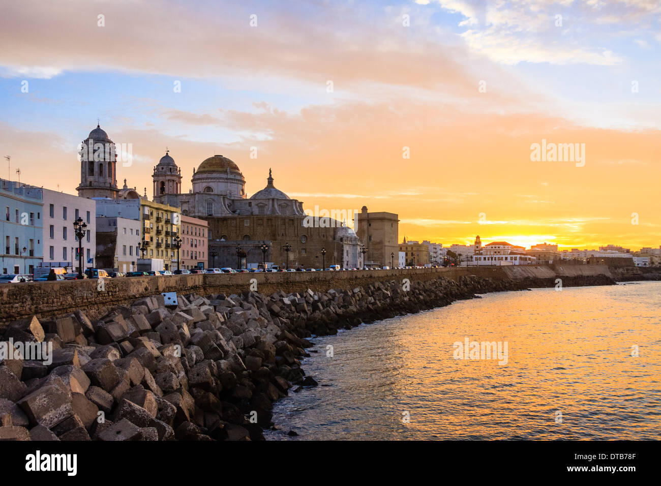 Promenade und Kathedrale bei Sonnenaufgang. Cádiz, Andalusien, Spanien Stockfoto