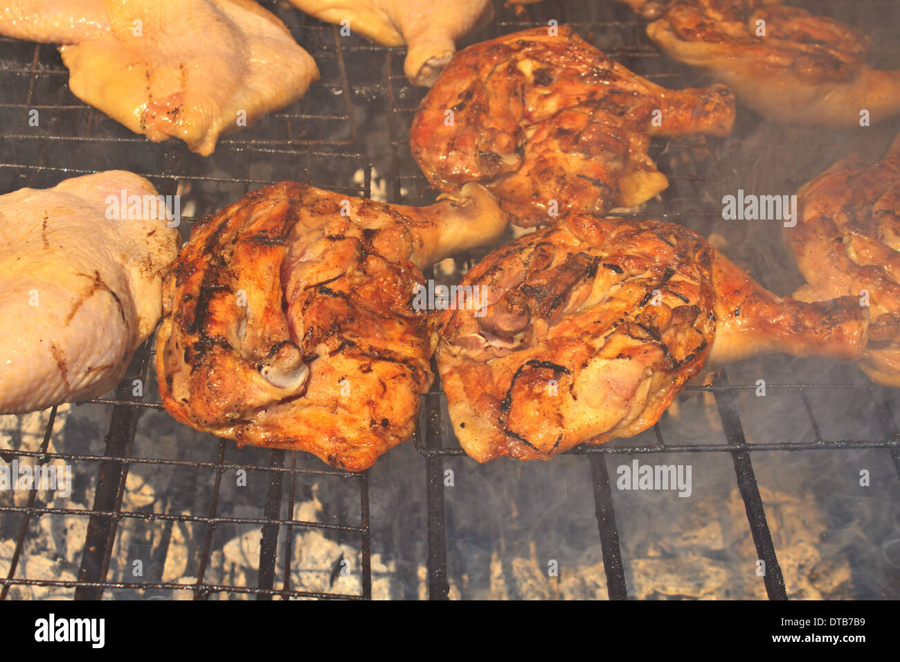 Gegrillte Hähnchenschenkel auf dem brennenden grill Stockfoto