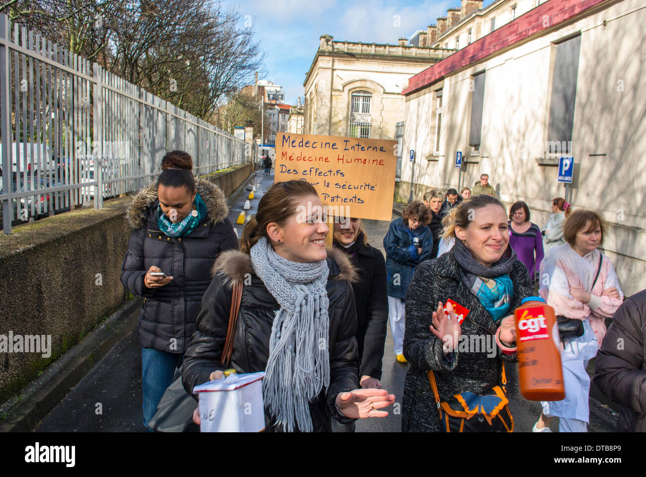 Paris, Frankreich.  Öffentliche Demonstration, Französisch Krankenhauspersonal, Krankenschwestern, Ärzte, Demonstration gegen die Arbeitsbedingungen im französischen Krankenhaus Hopital Zapfen, Stockfoto