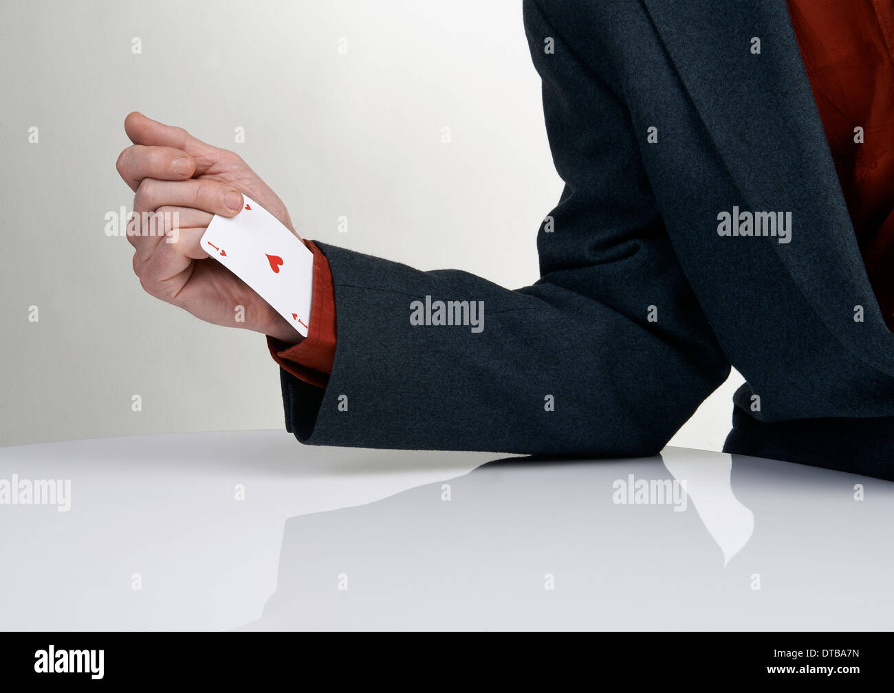 Kasino Zeichnung Spielerkarte aus seinem Ärmel Stockfoto