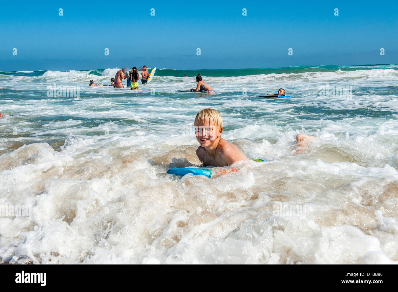 Ein Junge genießt Bodyboard Wellen in Sedgefield, Eastern Cape, Südafrika Stockfoto