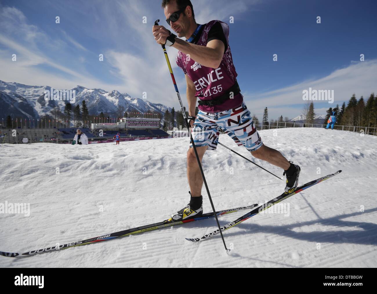 Krasnaja Poljana, Russland. 14. Februar 2014. Sotschi, Russland. 14. Februar 2014. TV-Co-Kommentator und ehemaligen Langlauf Trainer Adriano Iseppi Schweiz trägt Shorts auf die Langlauf-Loipe vor dem Start der Herren 15 km Classic Cross Country Veranstaltung in Laura Langlauf Ski & Biathlon Zentrum in Sotschi 2014 Olympischen Spiele, Krasnaya Polyana, Russland, 14. Februar 2014. Foto: Kay Nietfeld/Dpa/Alamy Live News Bildnachweis: Dpa picture-Alliance/Alamy Live News Stockfoto