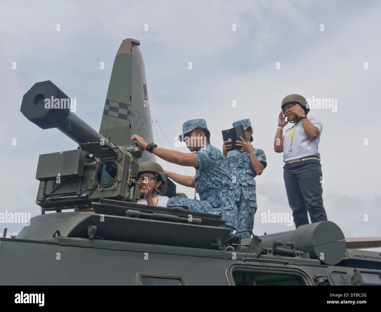 Mädchen besuchen die Singapore Air Show Test Rakete Waffe Stockfoto