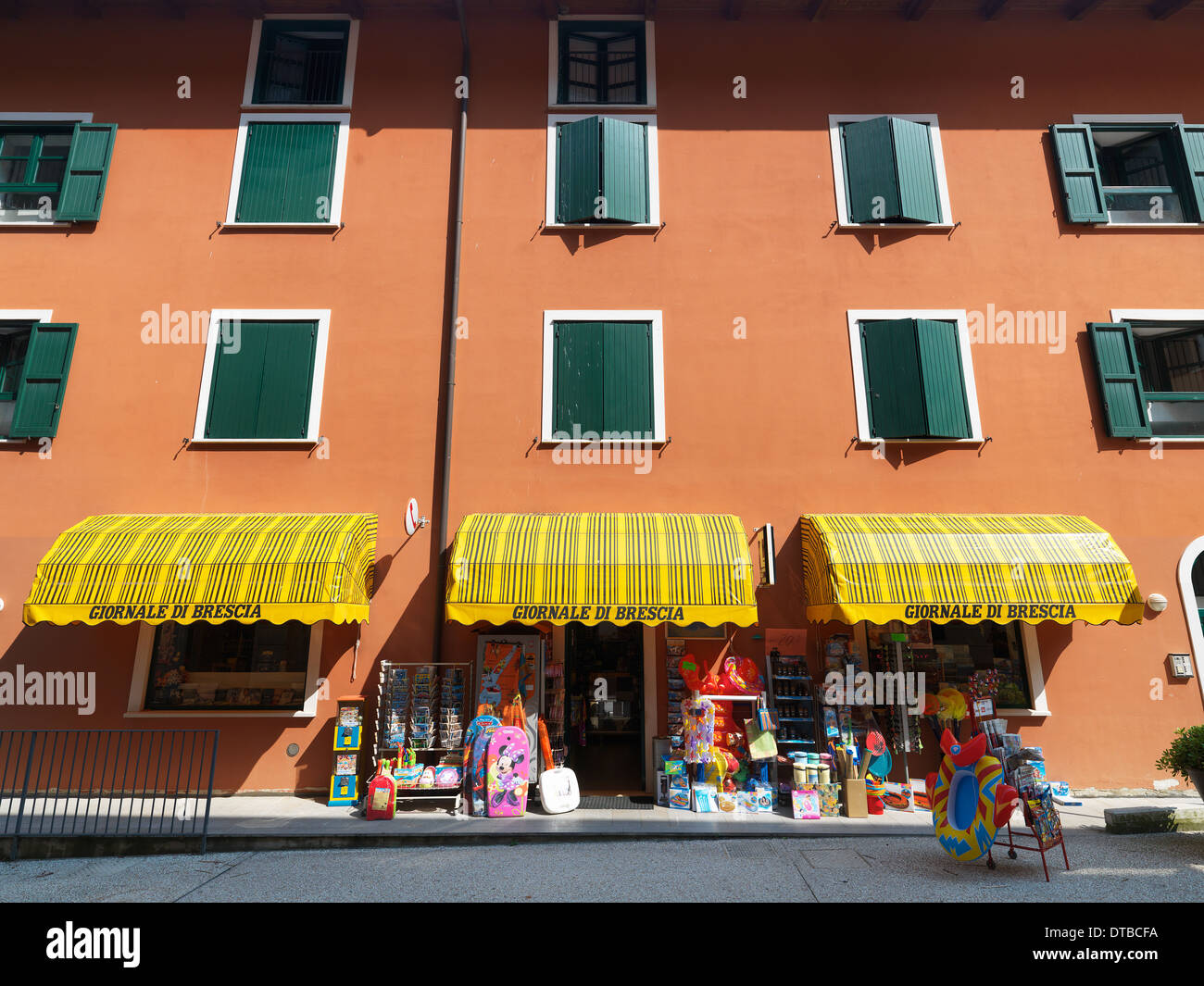 Campione del Garda, Italien, Kiosk mit Zeitungen, Postkarten, Bademode und Strand-Accessoires Stockfoto