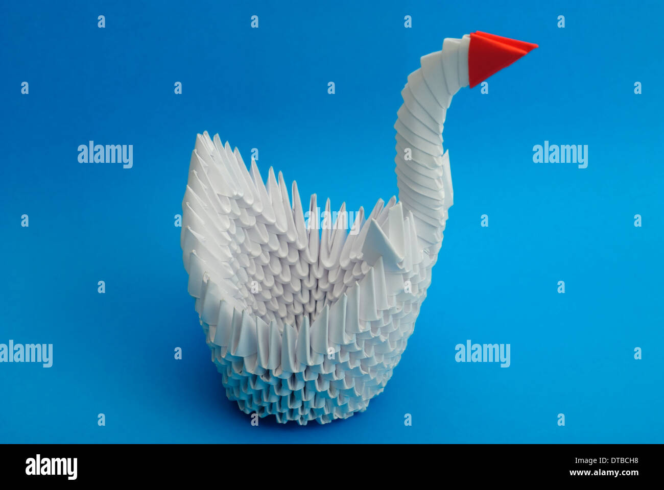 Origami Schwan Auf Blauem Hintergrund Wie Wasser Isoliert