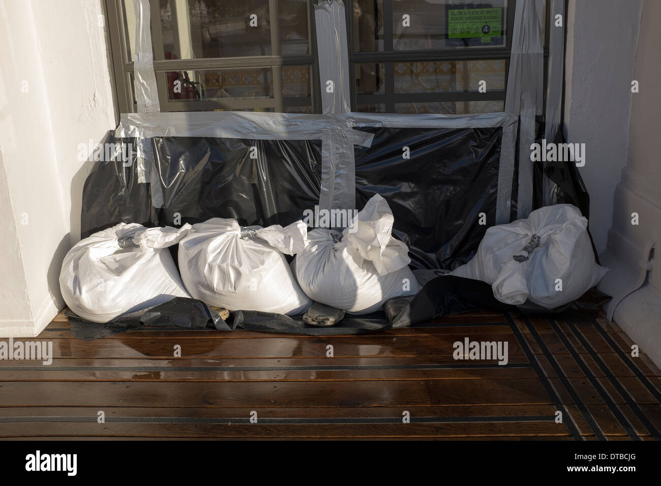 Sandsack Flood Protection auf dem Pier in Penarth in South Wales Stockfoto