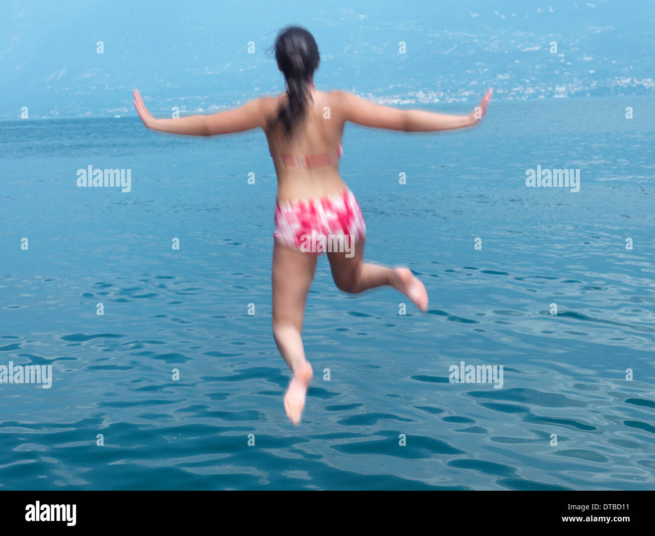 Campione del Garda, Italien, junge Mädchen ins Wasser springen Stockfoto