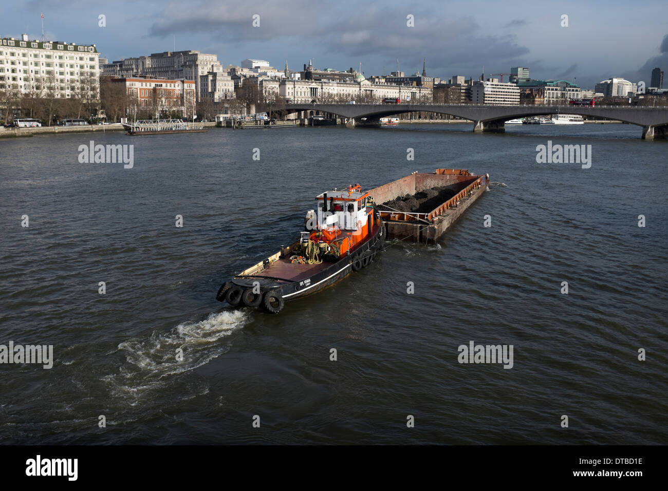Schlepper drücken Container der Erde entlang der Themse Stockfoto
