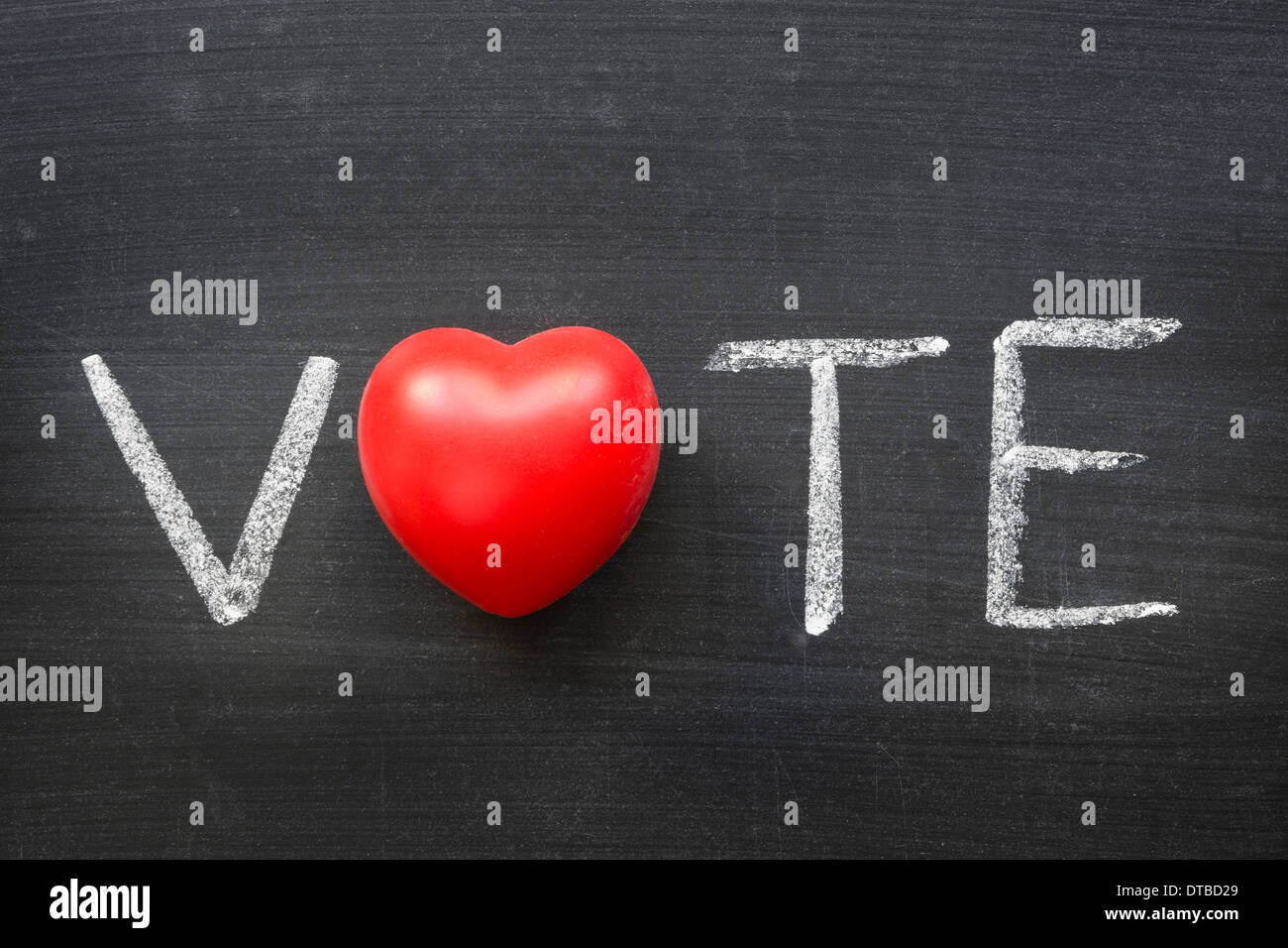 Abstimmung-Wort handschriftlich auf Tafel mit Herzsymbol stattdessen O Stockfoto