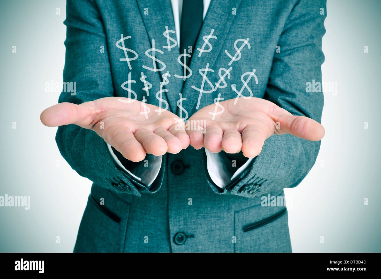 ein Geschäftsmann, einen Haufen von gezeichneten Dollarzeichen in seinen Händen zeigen Stockfoto