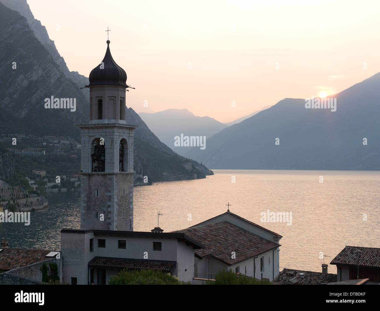 Limone Sul Garda, Italien, mit Blick auf die Pfarrkirche San Benedetto am See Stockfoto