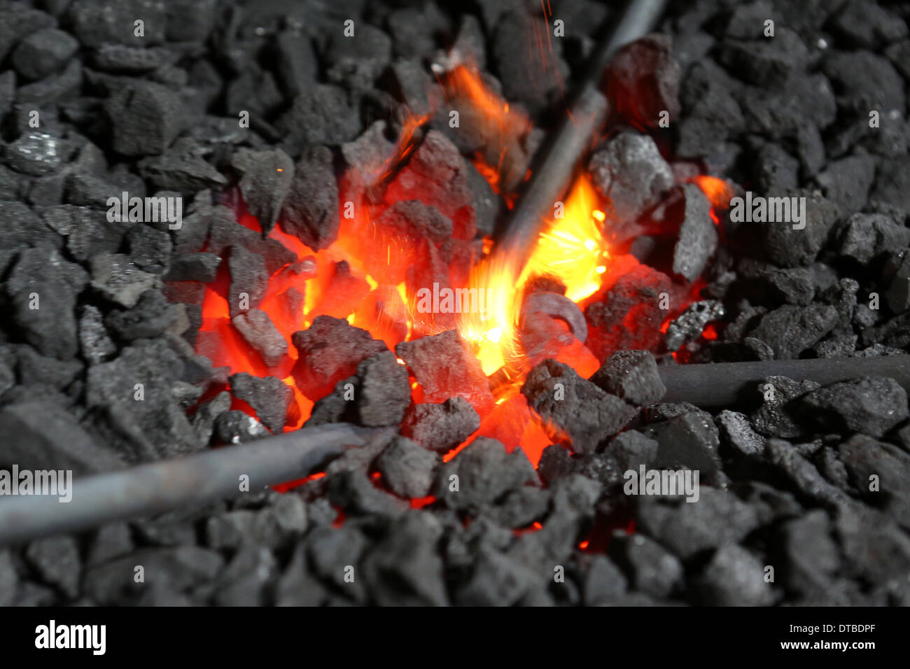 Pommern, Deutschland, Eisenstangen werden im Feuer erhitzt. Stockfoto