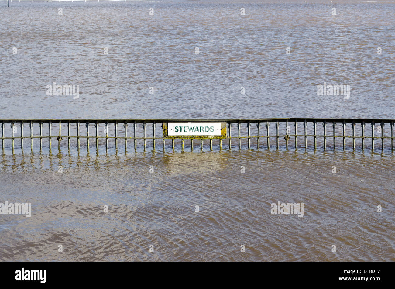 Zeichen für Stewards befestigt an Geländern an Worcester Rennbahn unter Wasser in den Überschwemmungen des Jahres 2014 Stockfoto