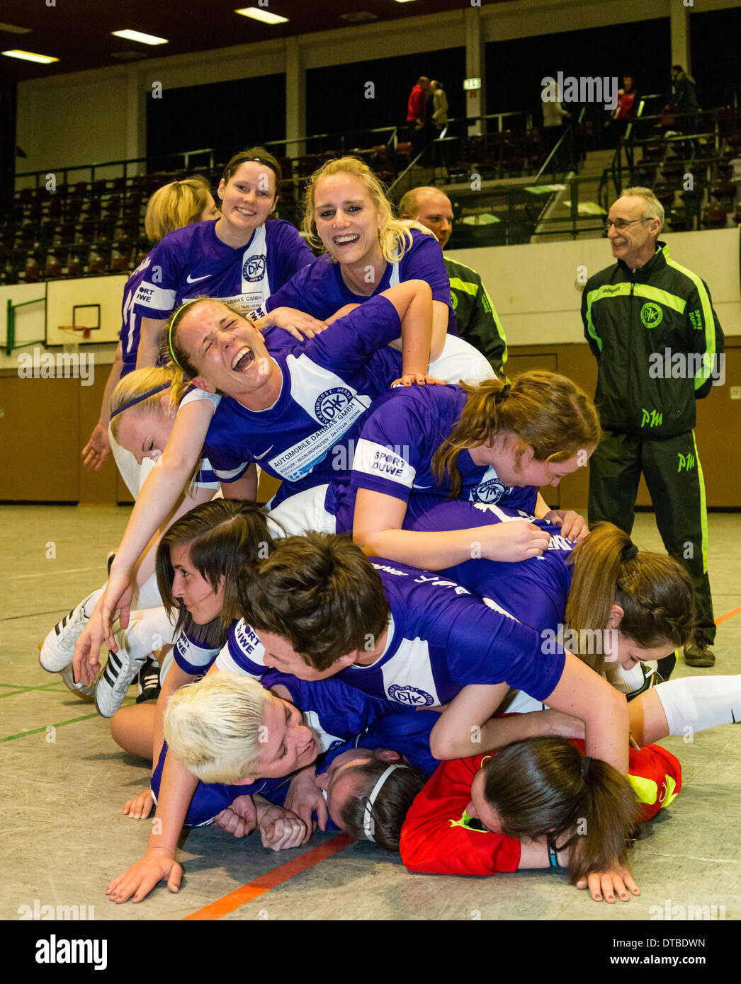 Die Frauen Fußball / Fußball-Team der DJK Falkenhorst freuen sich nach ihrem Sieg in einem WM-Finale. Stockfoto