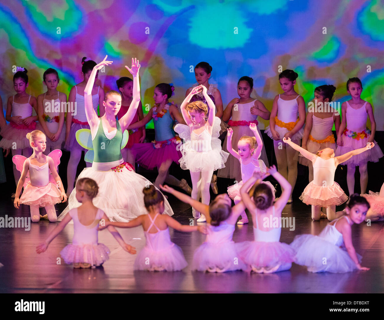 Junge Tänzerinnen und Tänzer führen Sie eine musikalische Show. Stockfoto
