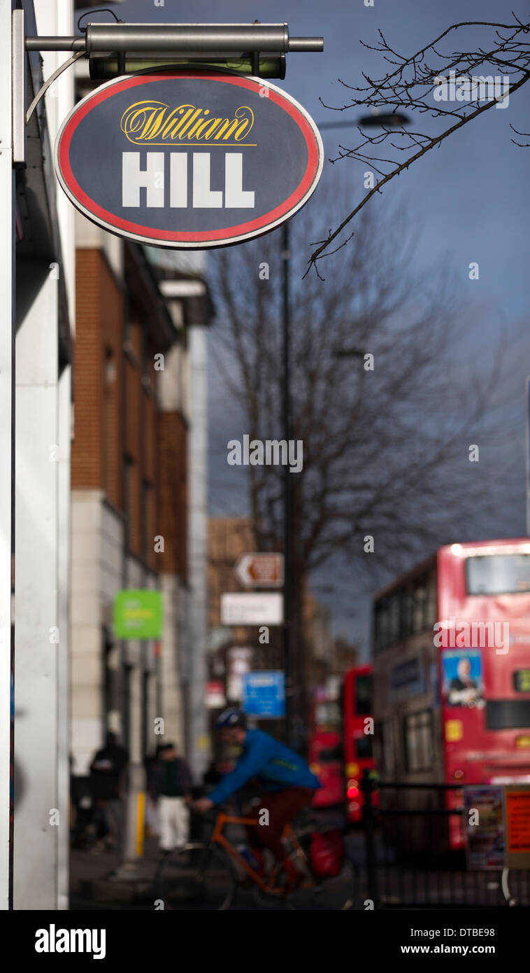Vereinigtes Königreich, London: A Buchmacher William Hill ist in Hackney, London abgebildet. Stockfoto