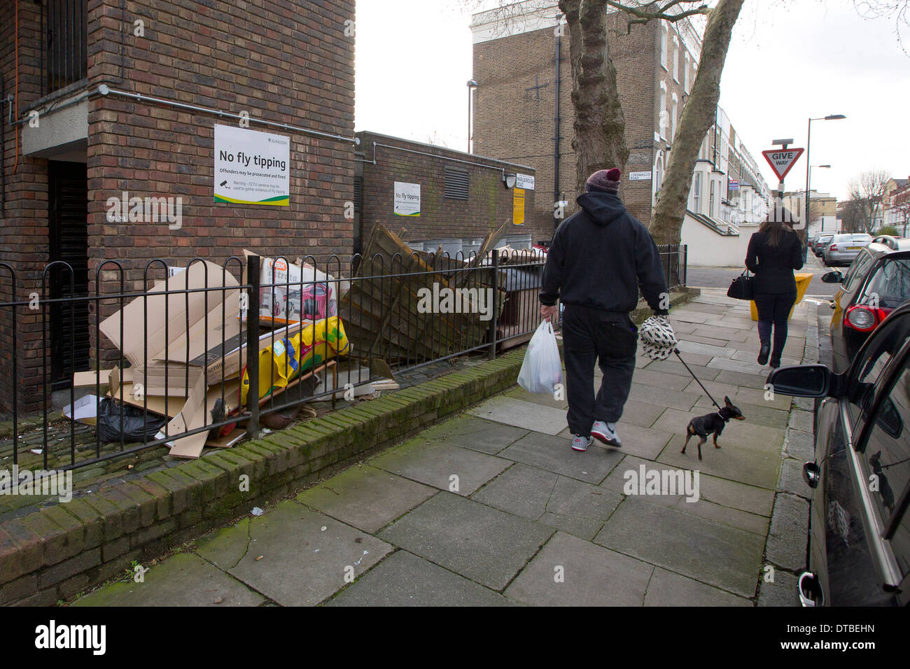 Vereinigtes Königreich, London: Verlassene Güter und Müll sind fliegen auf einem Landgut in Islington, Nordlondon gekippt. Stockfoto