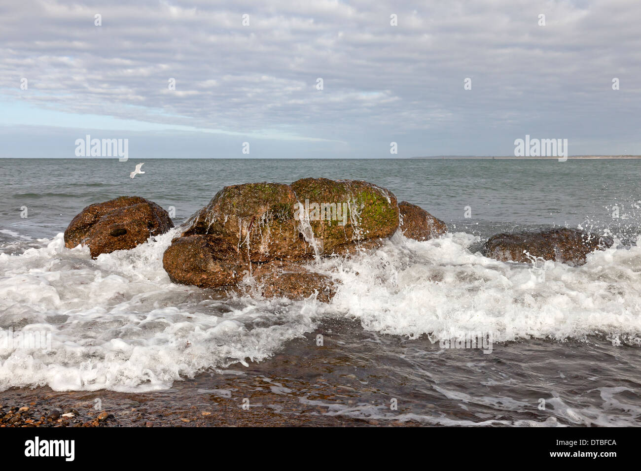 Welle bricht auf einem großen Felsen an der Küste der Halbinsel in Thy Dänemark Stockfoto