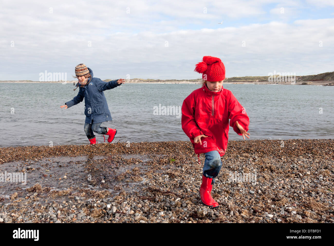 Kinder spielen an der Küste auf der Halbinsel Thy Dänemark Stockfoto