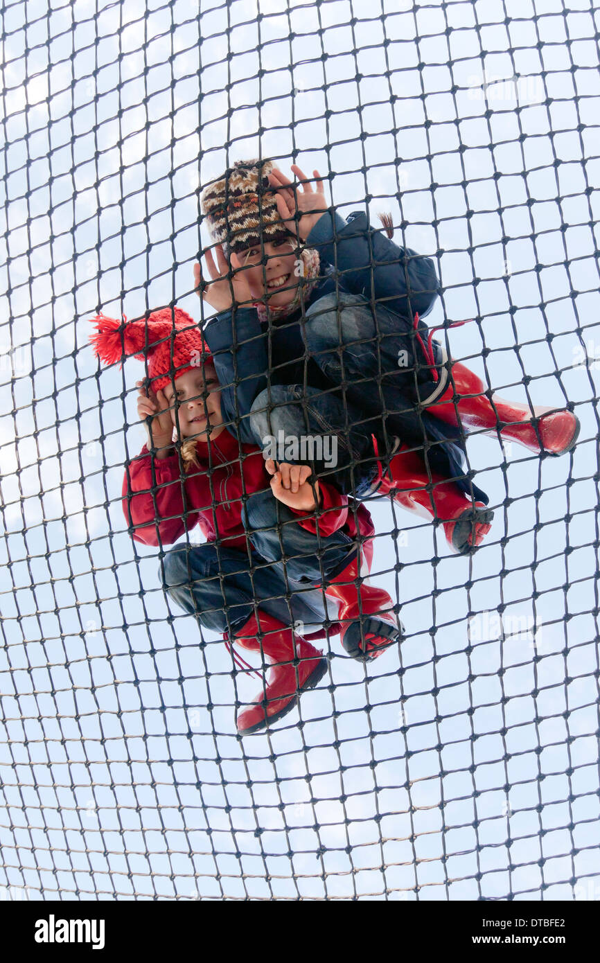 Kinder spielen in einem Netzwerk in Dänemark Stockfoto