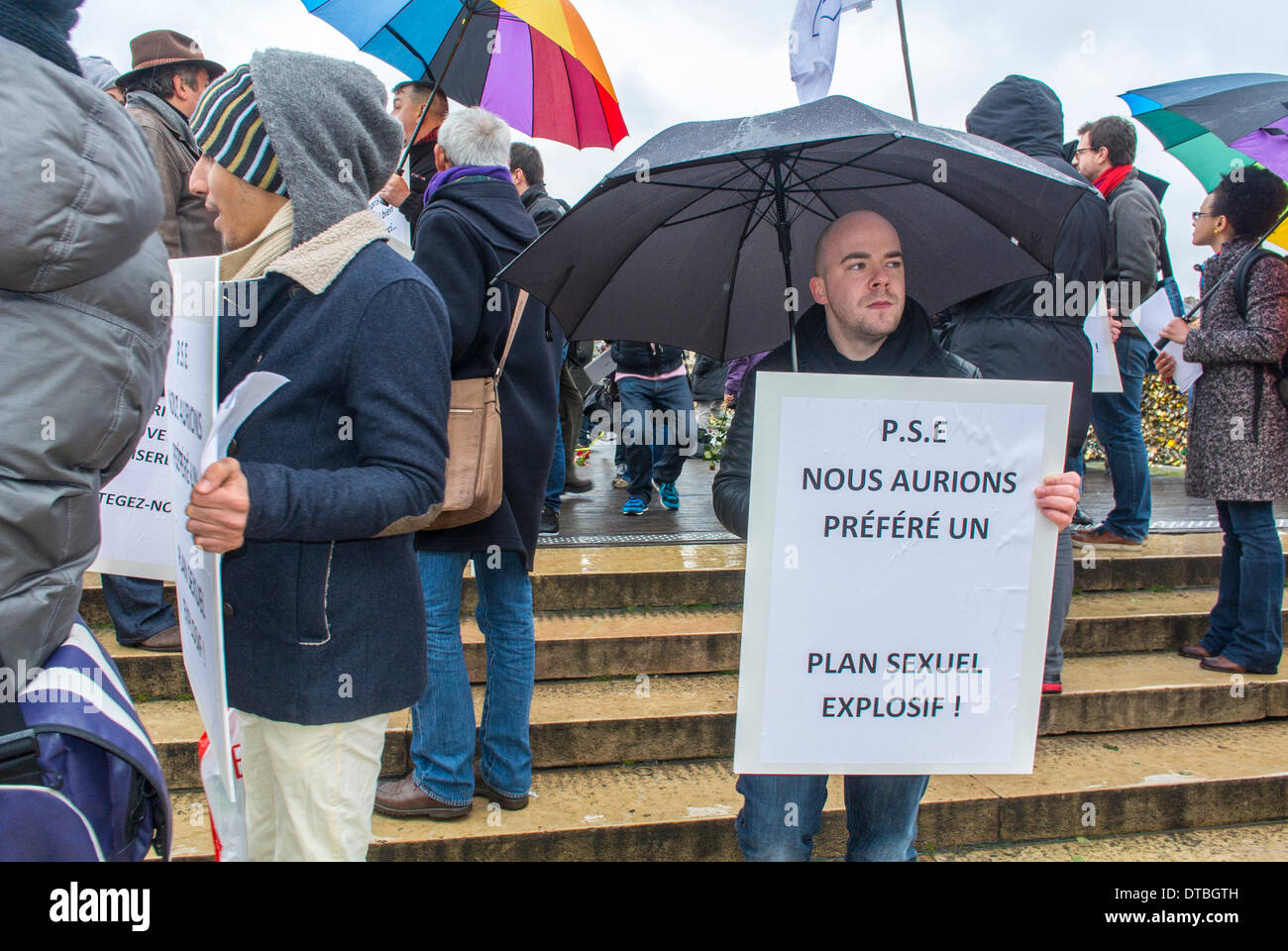 Paris, Frankreich. Öffentliche Demonstration, AIDS N.G.O., Adjutanten, gegen den Freigang/Entlassung von einiger seiner Arbeiten Mitarbeiter protestieren. Holding Zeichen und Regenschirme, Französische protest Poster Stockfoto