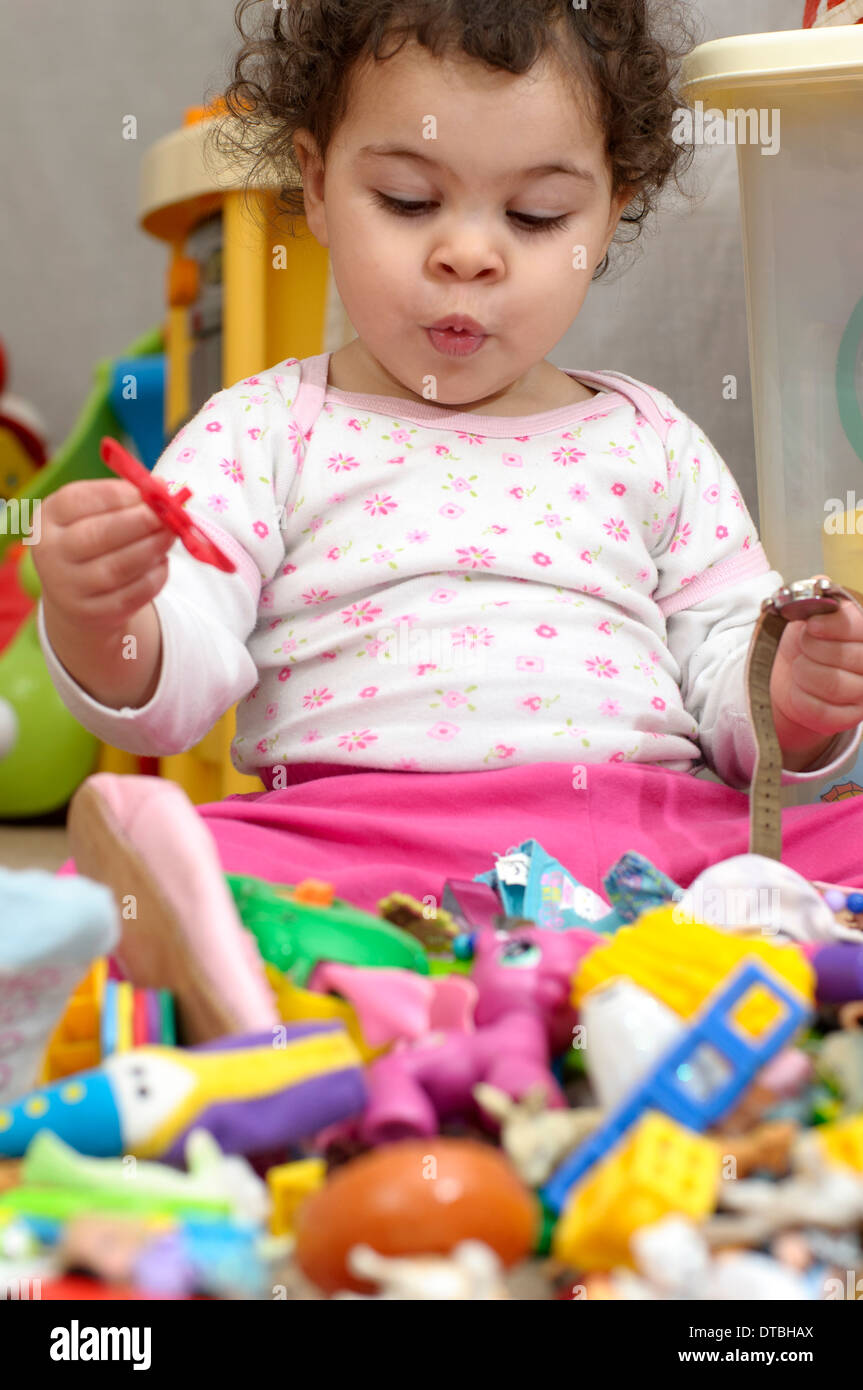 Babymädchen spielen mit Spielzeug zu Hause Stockfoto