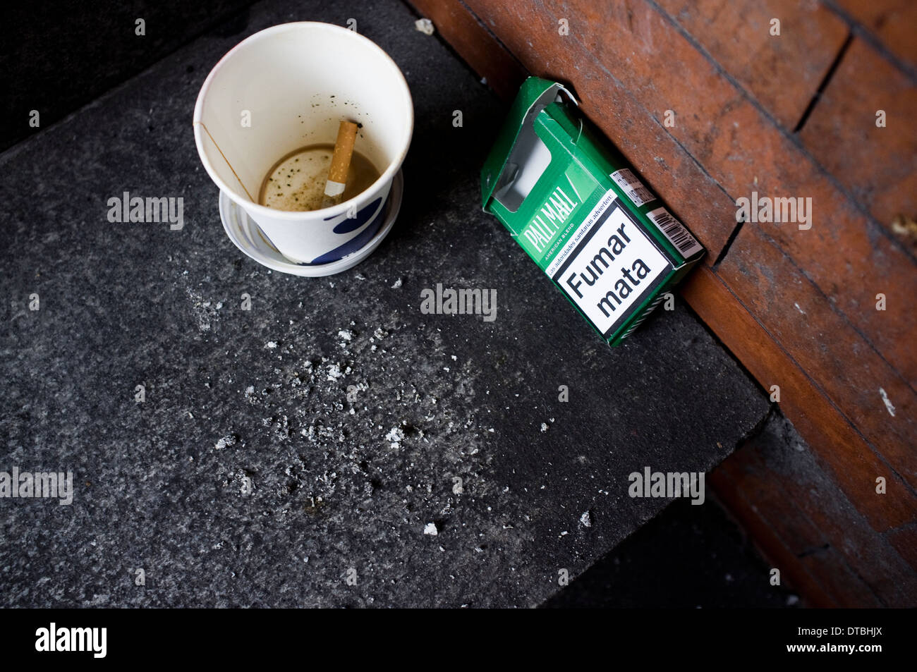 Rauchen in Madrid, Spanien. Rauchen Sie Zigaretten Tabak Raucher Tabaco  Cigarro Cigarrillo Fumar Aschenbecher cenicero Stockfotografie - Alamy