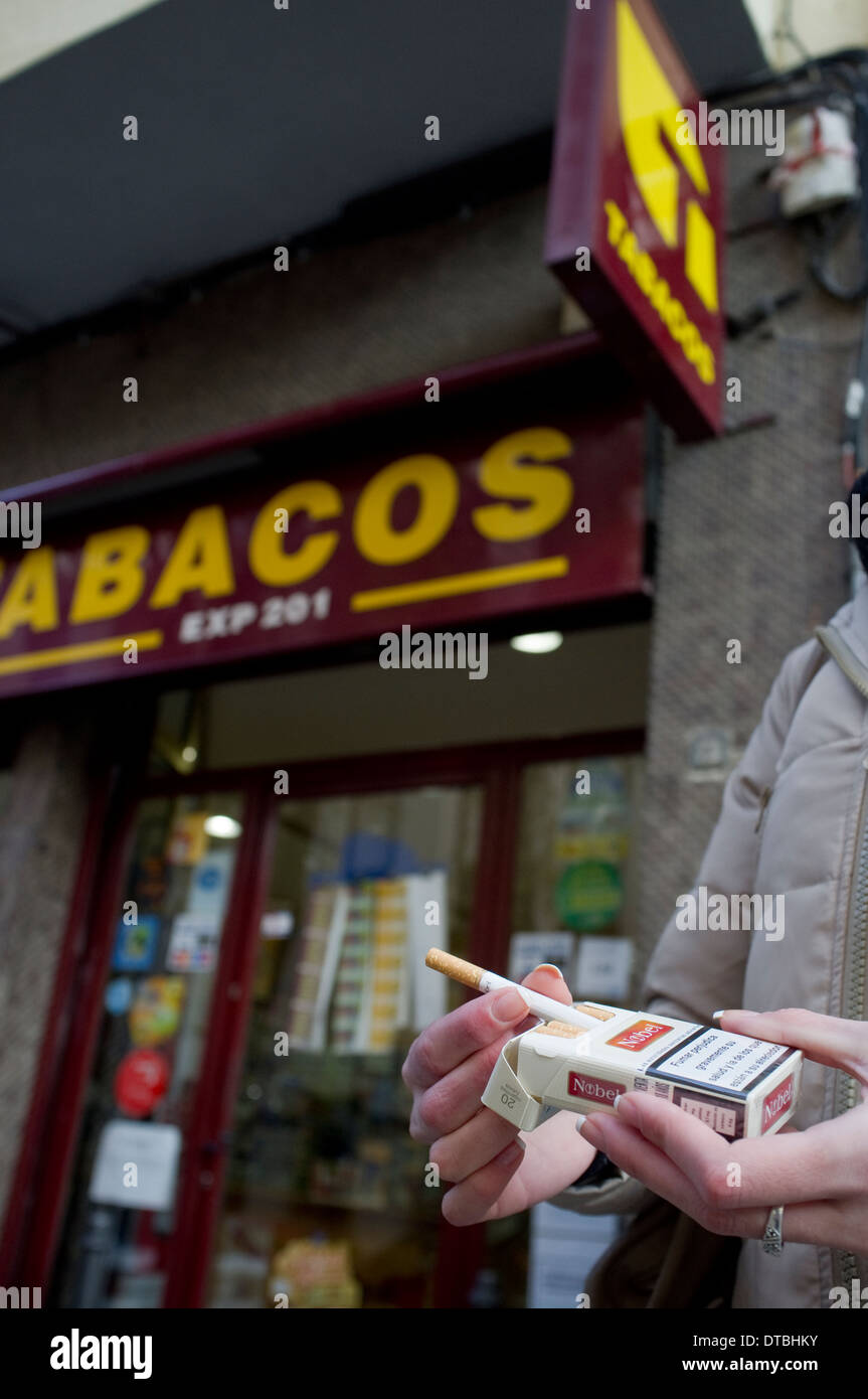 Rauchen in Madrid, Spanien. Rauchen Sie Zigaretten Tabak Raucher Tabaco Cigarro Cigarrillo fumar Stockfoto