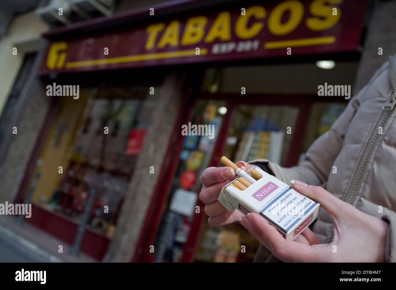 Rauchen in Madrid, Spanien. Rauchen Sie Zigaretten Tabak Raucher Tabaco Cigarro Cigarrillo fumar Stockfoto