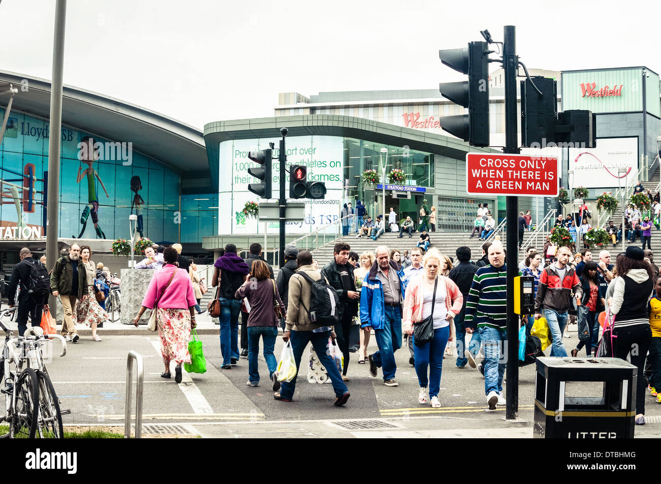 2012-Fußgängerüberwegen an der Stratford Tube Station Ausfahrt Stockfoto