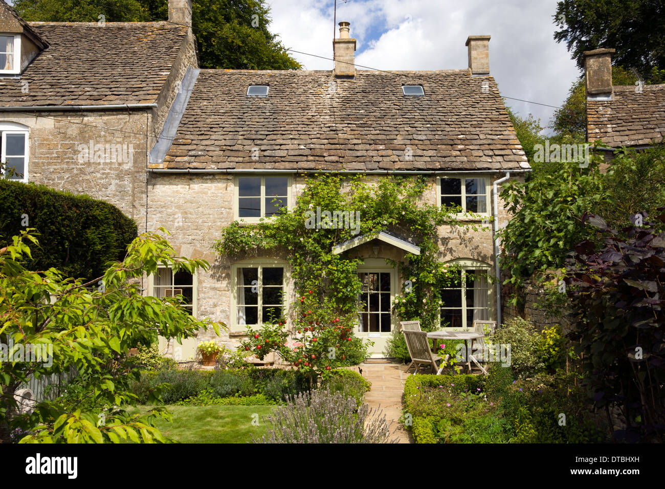 Idyllische kleine Cotswold Cottage und Garten, Gloucestershire, England, Großbritannien Stockfoto