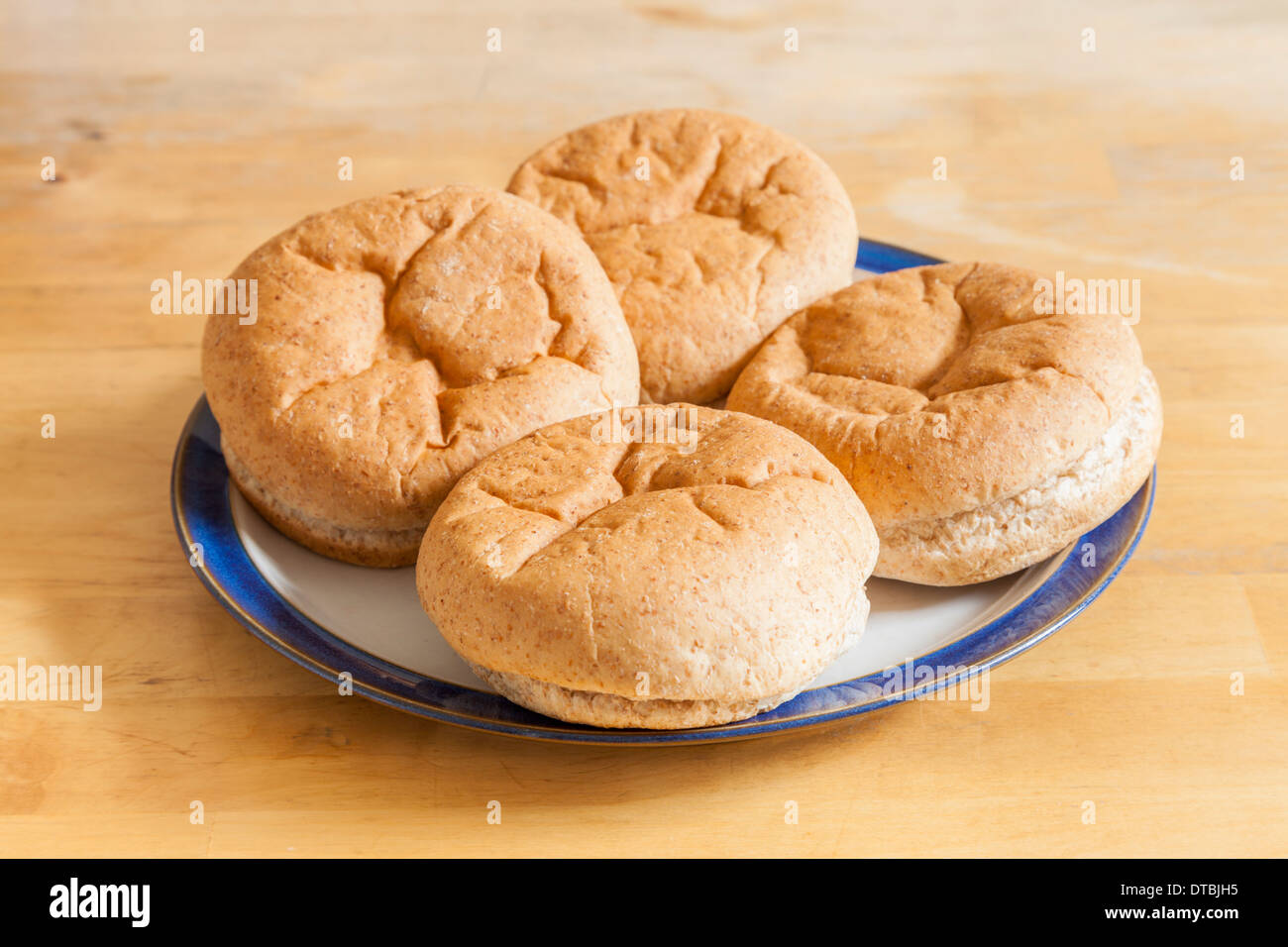 Frische braune Vollkornbrot Brötchen, baps oder Maiskolben auf einer Platte Stockfoto