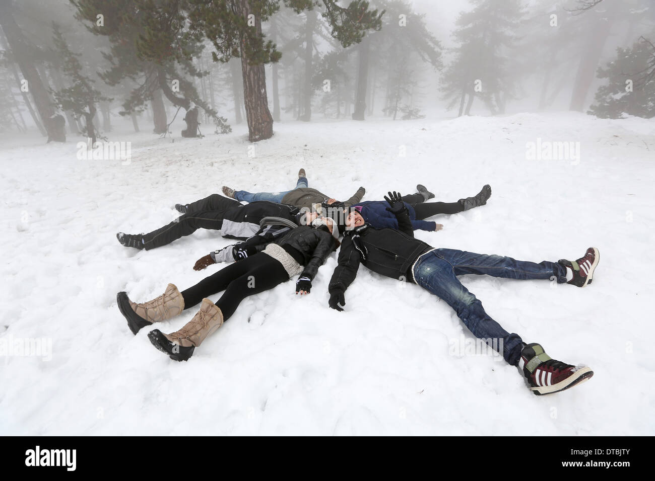 Menschen liegen auf Schnee im Winter nebligen Tag im Zypern-Berg Troodos. Stockfoto