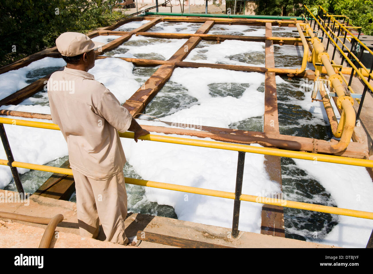 Indien Madhya Pradesh , Kläranlage für die sterbende Einheit der Textilfabrik Maral Overseas in der Nähe von Indore, Behandlung von Wasser aus Sterben und Bleichen Prozess Stockfoto