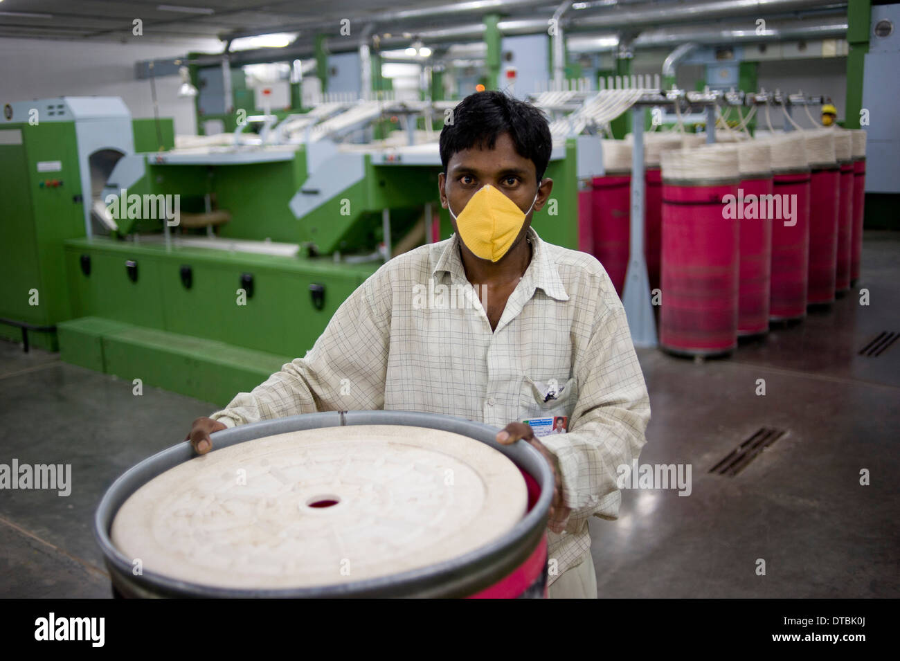 India Madhya Pradesh Indore, Mahima Fasern Ltd. Spinnerei machen Garn aus Bio-und Fairtrade-Baumwolle Stockfoto