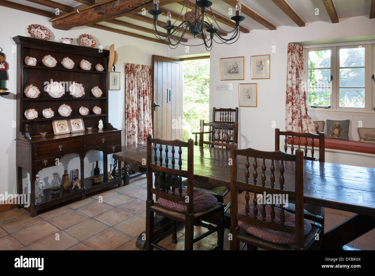 Zeitraum kleine Cottage Esszimmer mit Fliesen, Möbel aus Eichenholz und öffnen Sie die vordere Klappe. Stockfoto